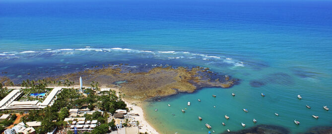 Vista do alto da Praia do Forte na Bahia